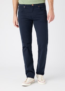 WRANGLER GREENSBORO MĘSKIE SPODNIE MATERIAŁOWE NAVY W15QY6114 112145835 ze sklepu YouNeedit.pl w kategorii Spodnie męskie - zdjęcie 180293331