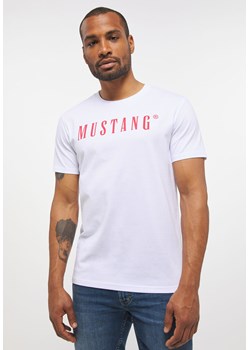 MUSTANG Style Alex C LOGO Tee MĘSKI T-SHIRT KOSZULKA NADRUK LOGO General White 1013221 2045 ze sklepu YouNeedit.pl w kategorii T-shirty męskie - zdjęcie 180293582