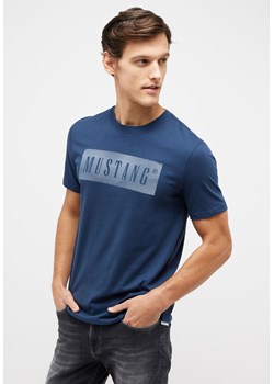 MUSTANG PRINT TEE MĘSKI T-SHIRT KOSZULKA LOGO NADRUK DRESS BLUES 1014937 5334 ze sklepu YouNeedit.pl w kategorii T-shirty męskie - zdjęcie 180295394