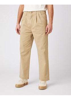 MĘSKIE SPODNIE MATERIAŁOWE WRANGLER CASEY PLEATED CHINO SADDLE W15L50327 112141177 ze sklepu YouNeedit.pl w kategorii Spodnie męskie - zdjęcie 180296631