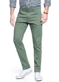 SPODNIE MĘSKIE WRANGLER LARSTON WREATH GREEN W18SF3G29 112127477 ze sklepu YouNeedit.pl w kategorii Spodnie męskie - zdjęcie 180298394