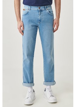 WRANGLER TEXAS BLEACH HOUSE W121Y731S 112145778 ze sklepu YouNeedit.pl w kategorii Jeansy męskie - zdjęcie 180298884