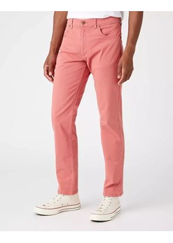 WRANGLER GREENSBORO MĘSKIE SPODNIE MATERIAŁOWE FADED ROSE W15QY6XAP 112145839 ze sklepu YouNeedit.pl w kategorii Spodnie męskie - zdjęcie 180300013