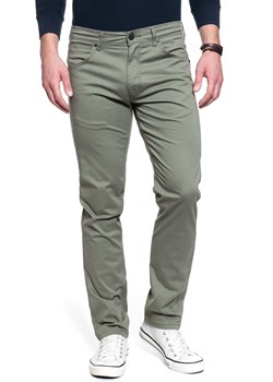 MĘSKIE SPODNIE MATERIAŁOWE WRANGLER GREENSBORO DUSTY OLIVE W15QWA275 112127116 ze sklepu YouNeedit.pl w kategorii Spodnie męskie - zdjęcie 180303111