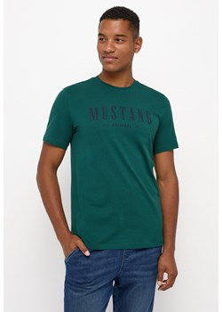 MĘSKA KOSZULKA MUSTANG T-shirt LOGO NADRUK Alex C Print June Bug 1014445 6485 ze sklepu YouNeedit.pl w kategorii T-shirty męskie - zdjęcie 180303314