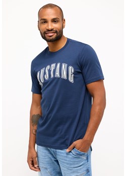 MUSTANG AUSTIN MĘSKI T-SHIRT KOSZULKA LOGO NADRUK DRESS BLUES 1014927 5334 ze sklepu YouNeedit.pl w kategorii T-shirty męskie - zdjęcie 180304184