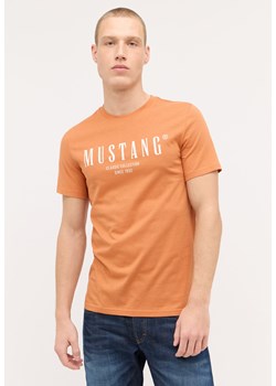 MĘSKA KOSZULKA MUSTANG AustinT-shirt LOGO Raw Sienna 1015054 7088 ze sklepu YouNeedit.pl w kategorii T-shirty męskie - zdjęcie 180304443