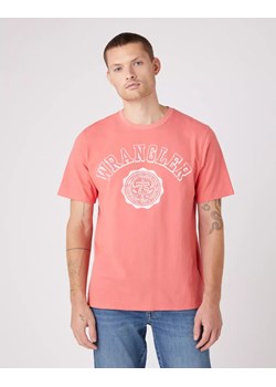 WRANGLER COLLEGIATE TEE MĘSKI T-SHIRT KOSZULKA NADRUK LOGO SPICED CORAL W7E0EJX6Y 112146307 ze sklepu YouNeedit.pl w kategorii T-shirty męskie - zdjęcie 180313542