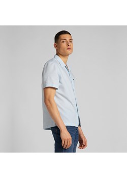 MĘSKA KOSZULA MATERIAŁOWA LEE SS RESORT SHIRT SKYWAY BLUE L67PKWQL 112116913 ze sklepu YouNeedit.pl w kategorii Koszule męskie - zdjęcie 180319033