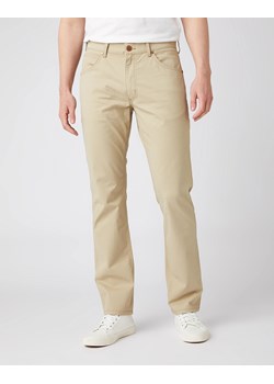 SPODNIE MĘSKIE WRANGLER GREENSBORO TWILL SAND W15QKAC07 112141193 ze sklepu YouNeedit.pl w kategorii Spodnie męskie - zdjęcie 180319802