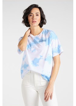T-SHIRT DAMSKI LEE TIE DYE GRAPHIC TEE BOYFRIEND FIT SKY BLUE L41YFENR 112109260 ze sklepu YouNeedit.pl w kategorii Bluzki damskie - zdjęcie 180320681