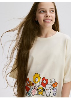 Reserved - Krótki t-shirt BT21 - kremowy ze sklepu Reserved w kategorii Bluzki dziewczęce - zdjęcie 180340801