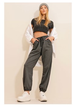 Trend Alacati Spodnie dresowe w kolorze antracytowym ze sklepu Limango Polska w kategorii Spodnie damskie - zdjęcie 180354160