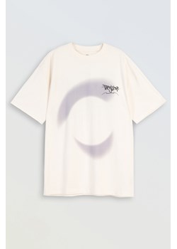 Kremowy t-shirt z autorskimi grafikami, kolor - kremowy, rozmiar - 140 ze sklepu REPORTER w kategorii T-shirty męskie - zdjęcie 180379443