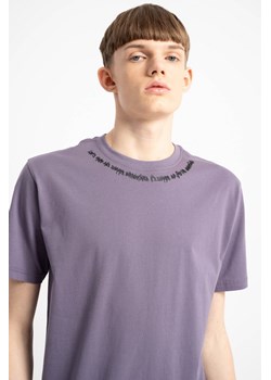 Fioletowy t-shirt z minimalistycznym nadrukiem przy dekolcie, kolor - fioletowy, rozmiar - 140 ze sklepu REPORTER w kategorii T-shirty chłopięce - zdjęcie 180379461