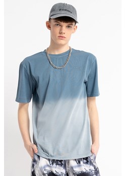 Niebieski t-shirt z efektem ombre, kolor - niebieski, rozmiar - 140 ze sklepu REPORTER w kategorii T-shirty chłopięce - zdjęcie 180379472