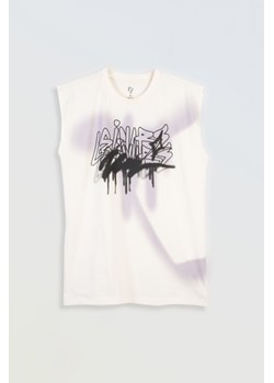 Kremowy t-shirt bez rękawów z autorską grafiką z przodu, kolor - kremowy, rozmiar - 140 ze sklepu REPORTER w kategorii T-shirty chłopięce - zdjęcie 180379484