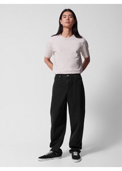 Męskie jeansy baggy Outhorn OTHWSS24TTROM633 - czarne ze sklepu Sportstylestory.com w kategorii Jeansy męskie - zdjęcie 180392193