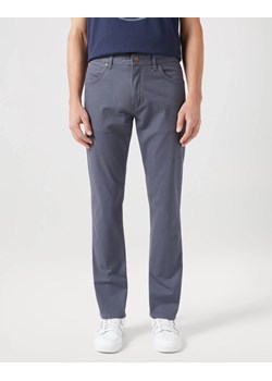 WRANGLER MĘSKIE SPODNIE MATERIAŁOWE GREENSBORO TURBULENCE 112350801 - id: 46858 - marki Wrangler - 180396230 WRANGLER MĘSKIE SPODNIE MATERIAŁOWE GREENSBORO TURBULENCE 112350801 ze sklepu YouNeedit.pl w kategorii Spodnie męskie - zdjęcie 180396230