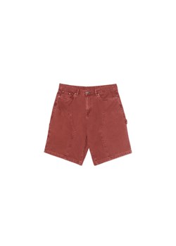 Cropp - Szorty z nitami w kształcie gwiazdek - czerwony ze sklepu Cropp w kategorii Spodenki męskie - zdjęcie 180402640