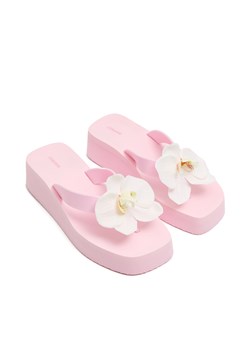 Cropp - Jasnoróżowe japonki z orchideą - różowy ze sklepu Cropp w kategorii Klapki damskie - zdjęcie 180402670