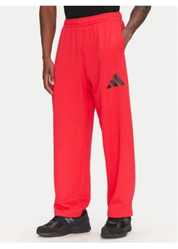 adidas Spodnie dresowe Essentials JF3601 Czerwony Loose Fit ze sklepu MODIVO w kategorii Spodnie męskie - zdjęcie 180403883