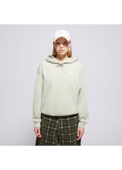 NEW BALANCE BLUZA Z KAPTUREM SPORT ESSENTIALS ze sklepu Sizeer w kategorii Bluzy damskie - zdjęcie 180416974