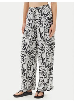 Volcom Spodnie materiałowe Alix B1212504 Biały Relaxed Fit ze sklepu MODIVO w kategorii Spodnie damskie - zdjęcie 180422743