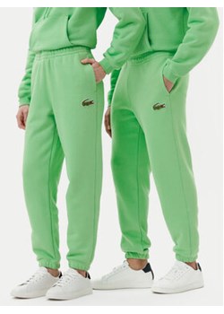 Lacoste Spodnie dresowe XH2750 Zielony Relaxed Fit ze sklepu MODIVO w kategorii Spodnie męskie - zdjęcie 180423602