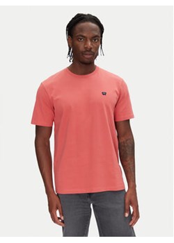 Wrangler T-Shirt Sign Off 112362687 Czerwony Regular Fit ze sklepu MODIVO w kategorii T-shirty męskie - zdjęcie 180424631