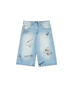 Cropp - Jeansowe szorty skater z efektem sprania - niebieski ze sklepu Cropp w kategorii Spodenki męskie - zdjęcie 180427432