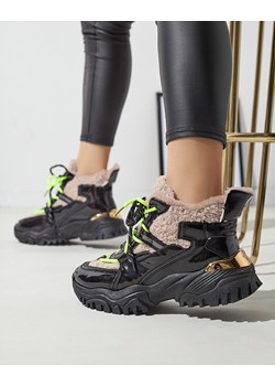 Royalfashion Czarne sportowe buty damskie z futerkiem i neonowymi żółtymi sznurówkami Adbo ze sklepu royalfashion.pl w kategorii Buty sportowe damskie - zdjęcie 180429703