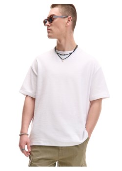 Cropp - Biała koszulka comfort - biały ze sklepu Cropp w kategorii T-shirty męskie - zdjęcie 180429911