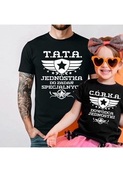 Zestaw koszulek dla Taty i córki - córka dowódca jednostki, tata jednostka do zadań specjalnych - id: 146155 - marki Timeforf - 180441223 Zestaw koszulek dla Taty i córki - córka dowódca jednostki, tata jednostka do zadań specjalnych ze sklepu Time For Fashion w kategorii T-shirty męskie - zdjęcie 180441223