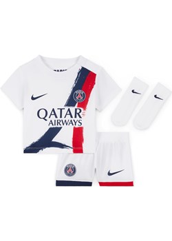 Trzyczęściowy strój piłkarski dla niemowląt i maluchów Nike Paris Saint-Germain Stadium 2024 (wersja wyjazdowa) – replika - Biel ze sklepu Nike poland w kategorii Odzież dla niemowląt - zdjęcie 180441820