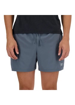 Spodenki New Balance MS41227GT - szare ze sklepu streetstyle24.pl w kategorii Spodenki męskie - zdjęcie 180445633