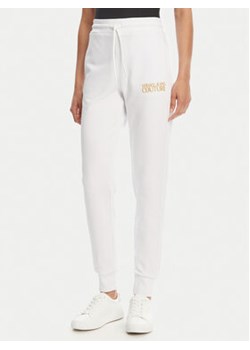 Versace Jeans Couture Spodnie dresowe 78HAAT06 Biały Regular Fit - id: 0000305215673 - marki Versace Jeans - 180446633 Versace Jeans Couture Spodnie dresowe 78HAAT06 Biały Regular Fit ze sklepu MODIVO w kategorii Spodnie damskie - zdjęcie 180446633