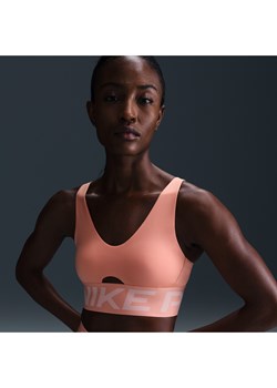 Damski stanik sportowy z wkładkami i średnim wsparciem Nike Pro Indy Plunge - Pomarańczowy ze sklepu Nike poland w kategorii Biustonosze - zdjęcie 180449911