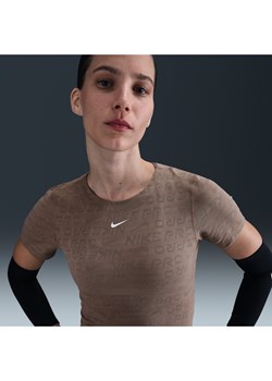 Damska żakardowa koszulka z krótkim rękawem o skróconym kroju Dri-FIT Nike Pro - Brązowy ze sklepu Nike poland w kategorii Bluzki damskie - zdjęcie 180449924