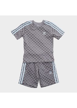 ADIDAS KOMPLET $MONOGRM AOP T/SHT SET GRYB ze sklepu JD Sports  w kategorii Komplety chłopięce - zdjęcie 180454690