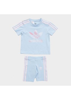 ADIDAS KOMPLET (G)$TRF AOP TEE/SHT SKYPK ze sklepu JD Sports  w kategorii Komplety chłopięce - zdjęcie 180454692