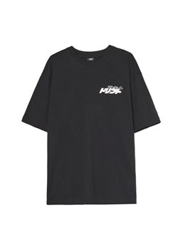 Cropp - Czarny T-shirt z racingowym motywem - czarny ze sklepu Cropp w kategorii T-shirty męskie - zdjęcie 180460753