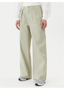 New Balance Spodnie materiałowe Boylston WP51538 Zielony Relaxed Fit ze sklepu MODIVO w kategorii Spodnie damskie - zdjęcie 181032190