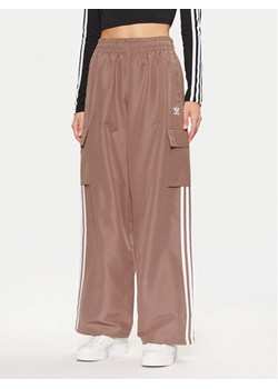 adidas Spodnie dresowe adicolor 3-Stripes JC8138 Beżowy Loose Fit ze sklepu MODIVO w kategorii Spodnie damskie - zdjęcie 181032241