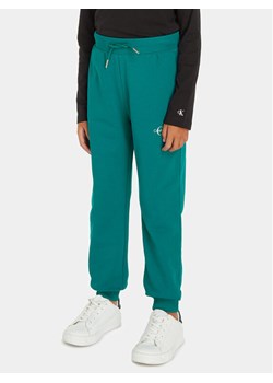 Calvin Klein Jeans Spodnie dresowe Monogram Logo IU0IU00285 Zielony Regular Fit ze sklepu MODIVO w kategorii Spodnie chłopięce - zdjęcie 181032770