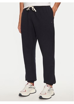 Tommy Hilfiger Spodnie dresowe Essential MW0MW37231 Granatowy Relaxed Fit ze sklepu MODIVO w kategorii Spodnie męskie - zdjęcie 181032831