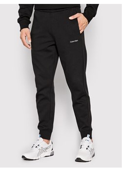 Calvin Klein Spodnie dresowe Micro Logo K10K109940 Czarny Relaxed Fit ze sklepu MODIVO w kategorii Spodnie męskie - zdjęcie 181032910