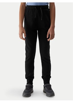 4F Spodnie dresowe 4FJWSS24TTROF587 Czarny Regular Fit ze sklepu MODIVO w kategorii Spodnie chłopięce - zdjęcie 181032924
