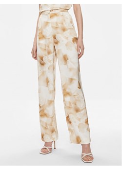Calvin Klein Spodnie materiałowe K20K206884 Beżowy Regular Fit ze sklepu MODIVO w kategorii Spodnie damskie - zdjęcie 181033232