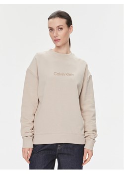 Calvin Klein Bluza Hero Logo K20K205450 Beżowy Regular Fit ze sklepu MODIVO w kategorii Bluzy damskie - zdjęcie 181034101